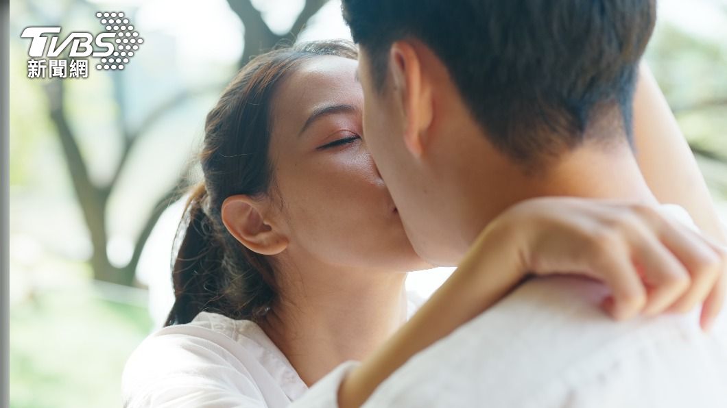 友達以上戀人未滿的男女,女方很容易暈船。(示意圖,非當事人/shutterstock達志影像)