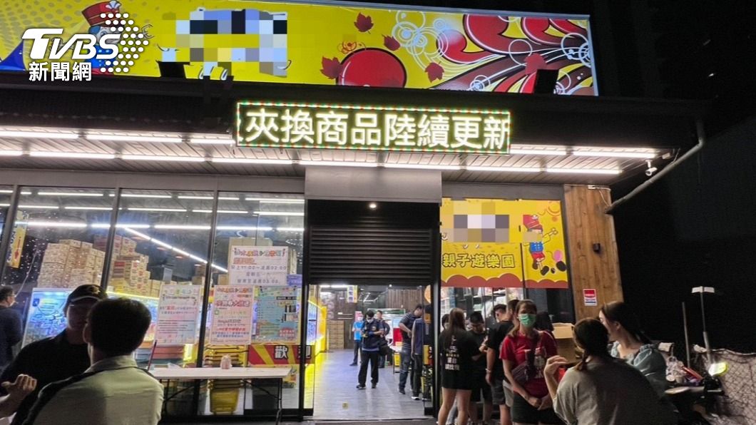 謝男手持棍棒將八台娃娃機砸毀。（圖／TVBS）