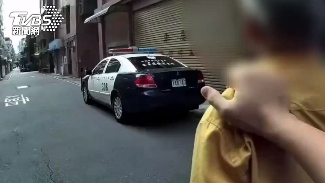 警方將竊賊帶回。(圖/TVBS)