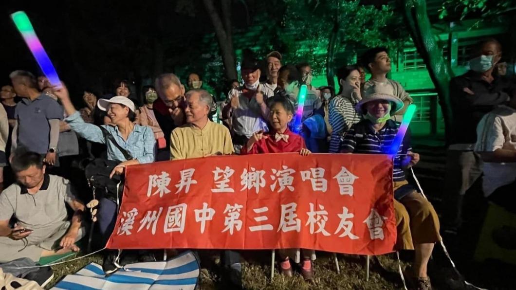 有歌迷自製紅布條「溪州國中第三屆校友會」。（圖／新樂園製作提供）
