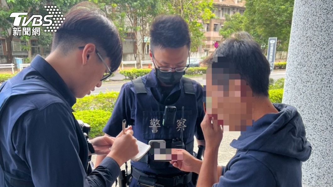 黃男駕駛自小客車向警方求助。(圖/TVBS)
