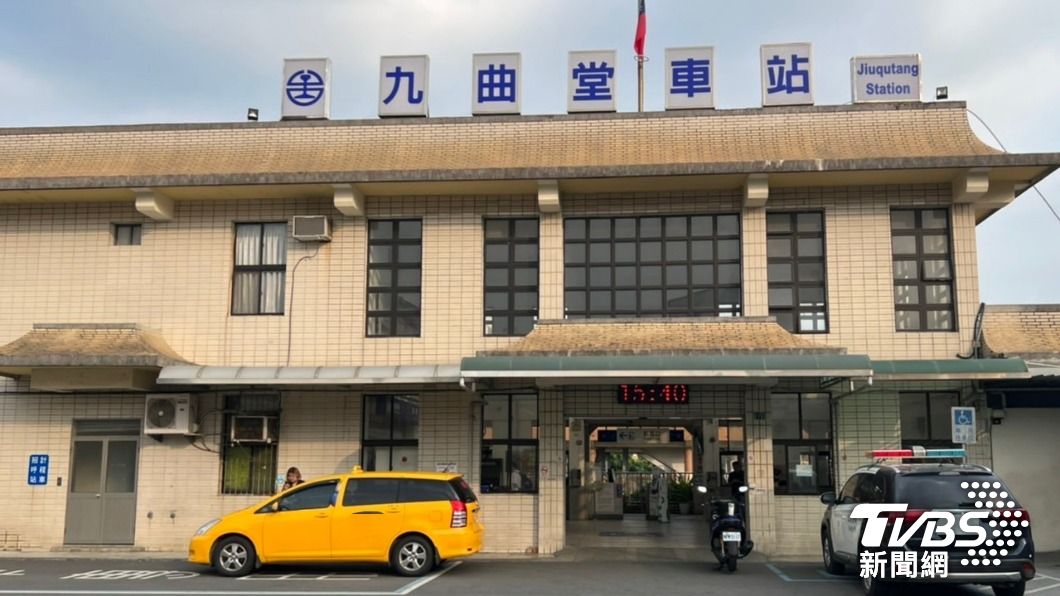 高雄市大樹區九曲堂車站女廁驚見男屍倒臥,一旁還有遺留注射針頭還有夾鏈袋。(圖/TVBS)