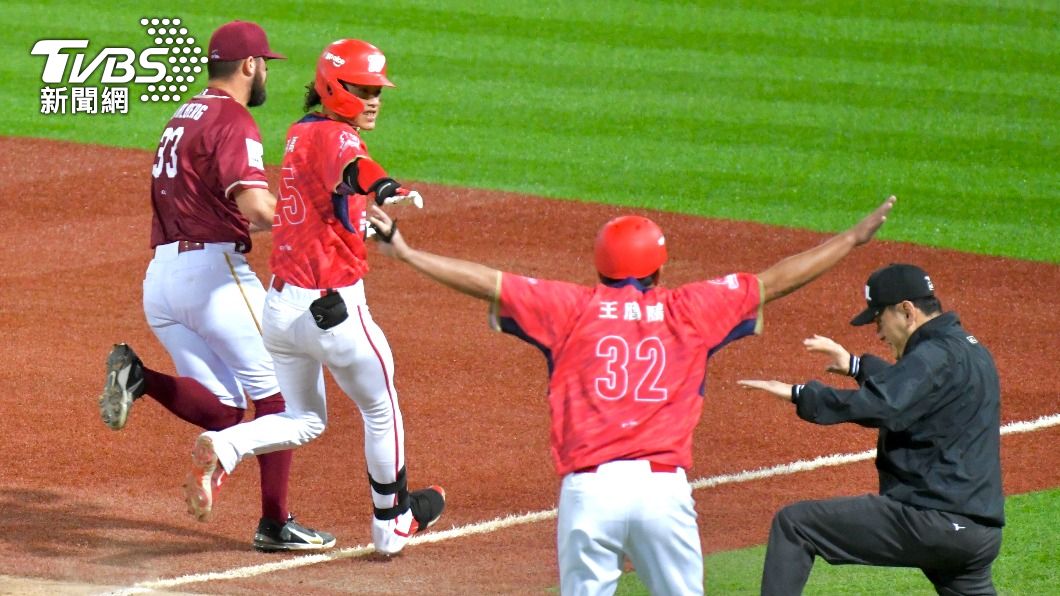 張政禹快腿帶動味全龍1局下的攻勢。(圖/胡瑞麒攝)