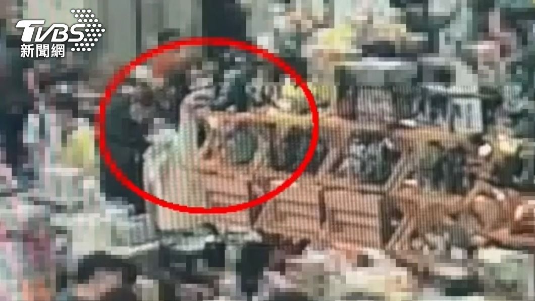 巴哈姆特站聚吸引上千人 口罩男「抓尾巴」偷走哥吉拉