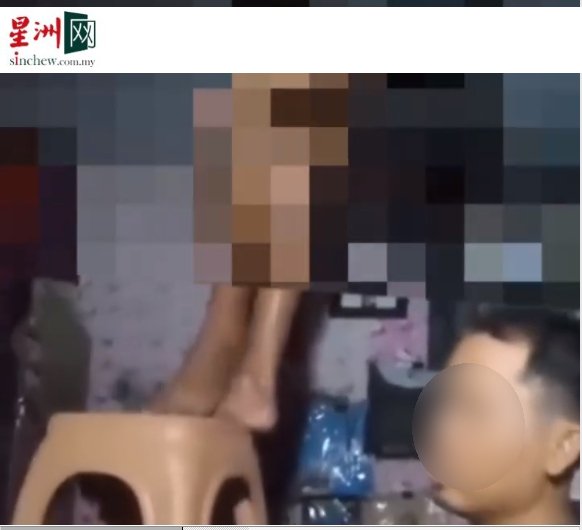 隔壁業者進店查看,見該竊賊頭卡在天花板裡。(圖/翻攝自星洲網)