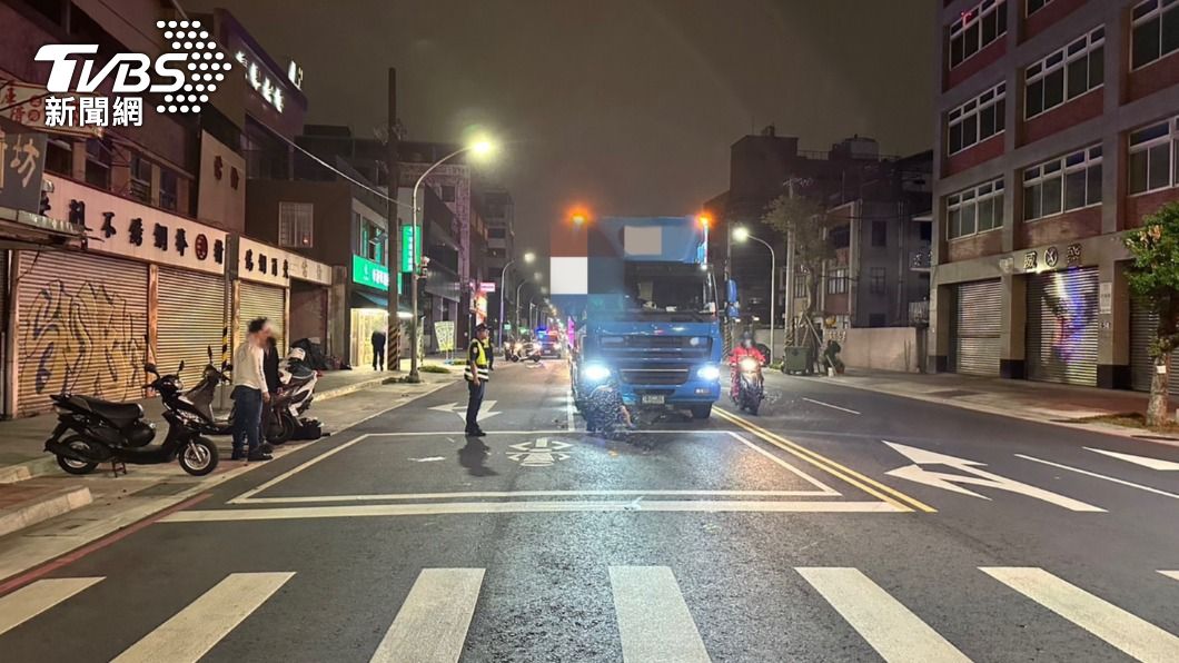 三重死亡車禍!87歲老翁過馬路 慘遭大貨車「煞不住」撞死
