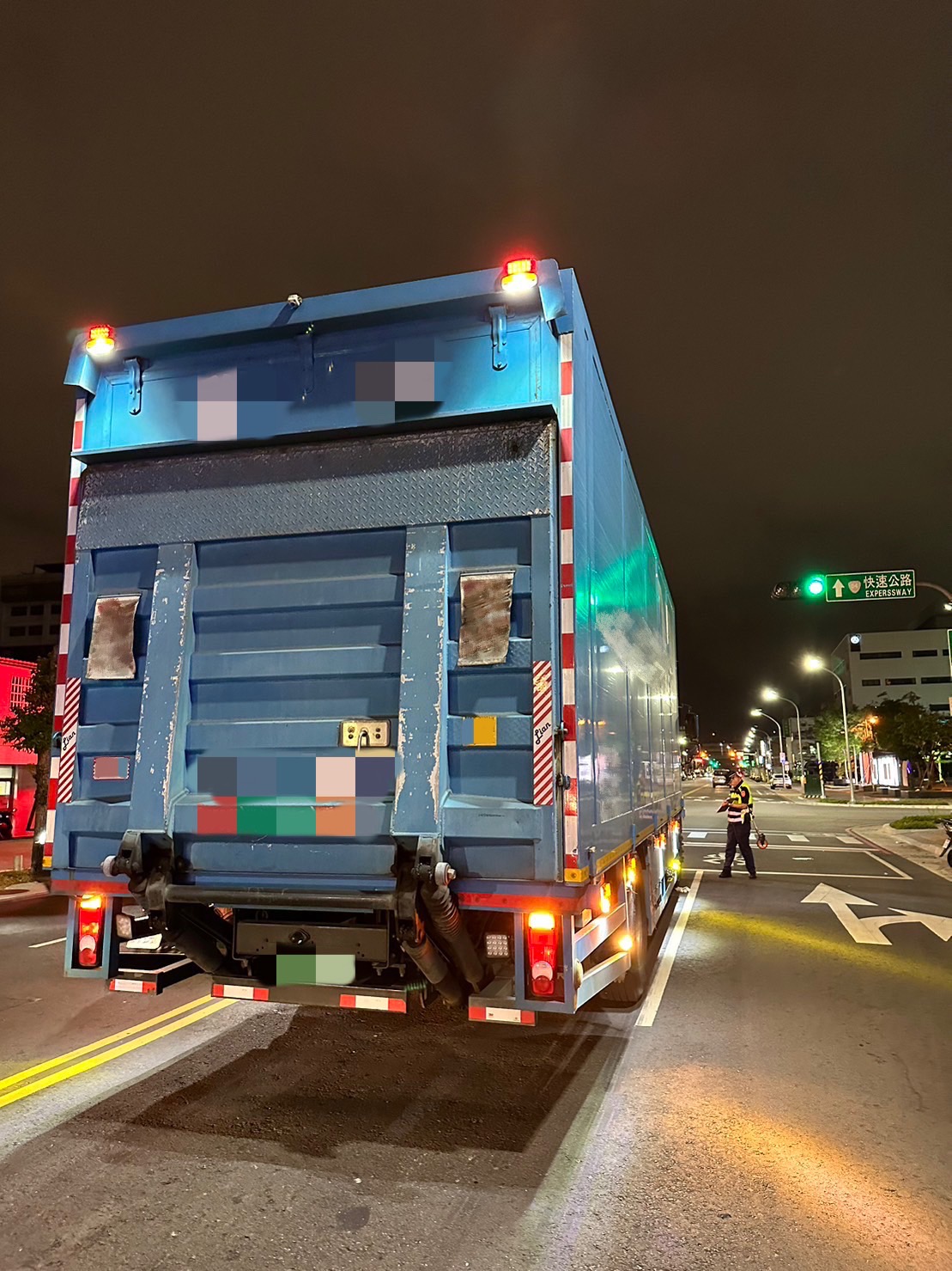 該名司機稱老翁突竄出來不及煞車。(圖/警方提供)