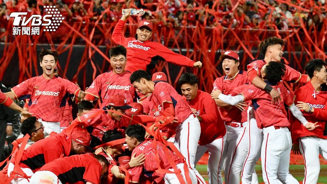 味全龍奪下復隊後的首座總冠軍。(圖/胡瑞麒攝)