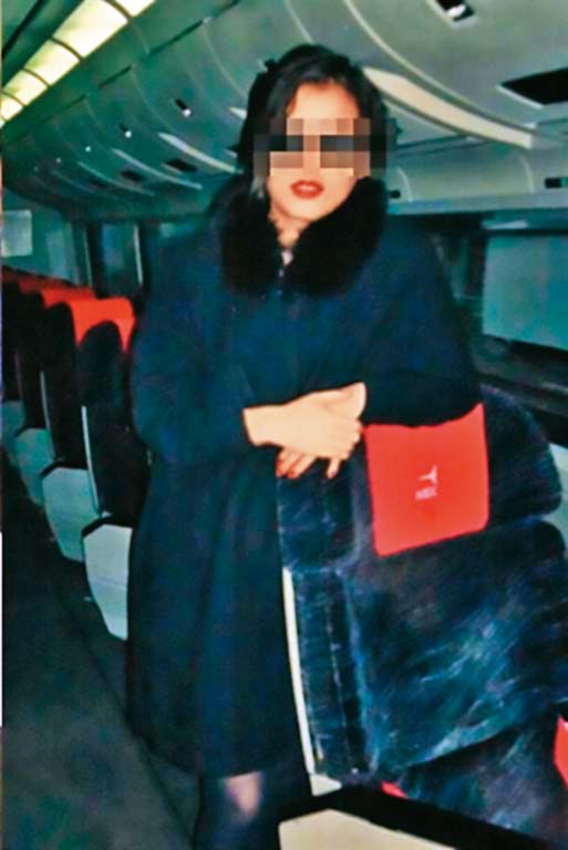 詹女自承是媽媽桑,長年幫黃姓立委媒介陪酒女子,也握有他買春證據。(圖/翻攝畫面)