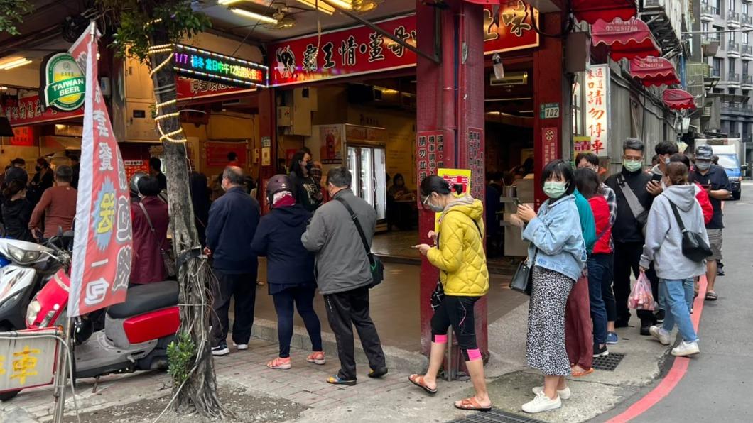 位在三重區重陽路的「霸味薑母鴨」為全台總店，每年立冬時都必定大排長龍。（圖／陳小可的吃喝玩樂提供）