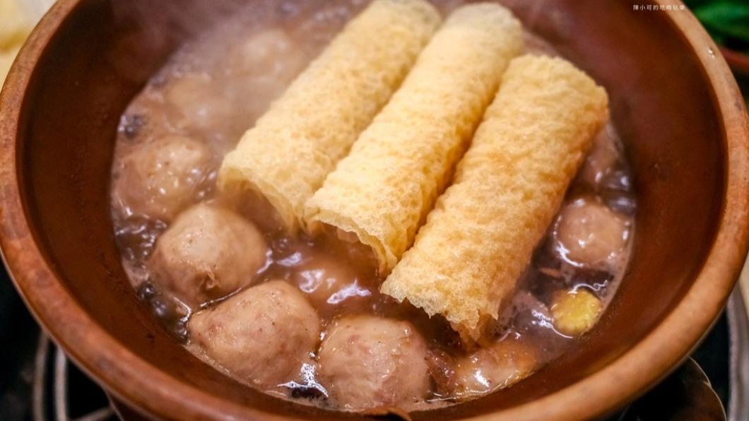 「霸味鈴鈴卷」吃起來比豆皮更軟、更容易吸湯，有點像炸過的濕豆皮。（圖／陳小可的吃喝玩樂提供）