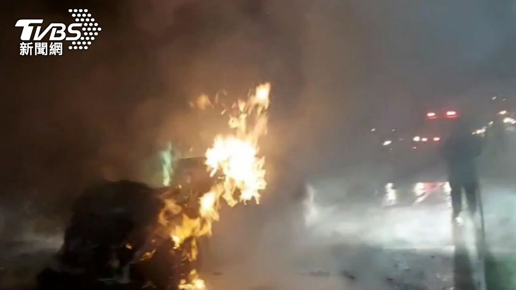 屏東枋山深夜3車追撞!1車燒成火球慘變骨架 3人受傷送醫