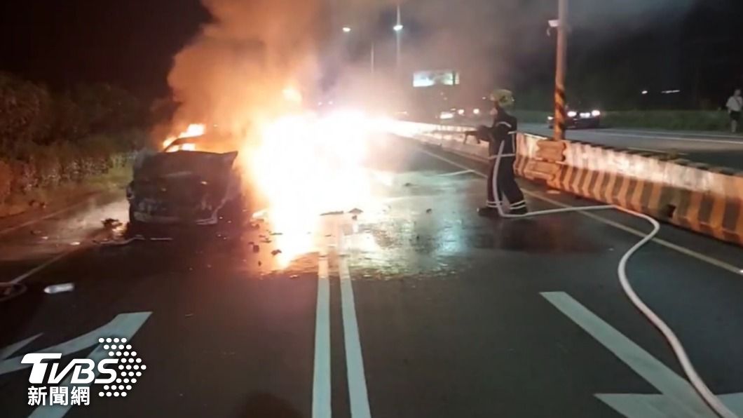 消防出動5車10人到場灌救。（圖／TVBS）