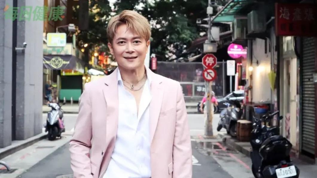 王燦近日接受《LIFE 生活網》專訪時提到，長期拍攝八點檔造成身體後遺症，坦言容易罹患「蜂窩性組織炎」，半年內高達5-6次。（圖／每日健康）