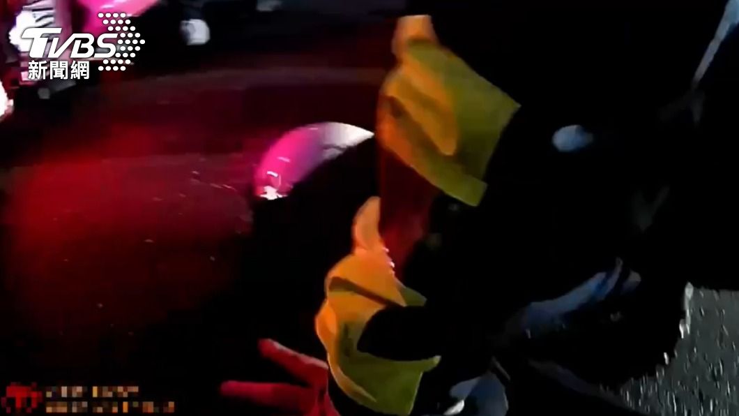 賴男不服勸導還嗆警,慘被員警壓制帶回保護管束。(圖/TVBS)