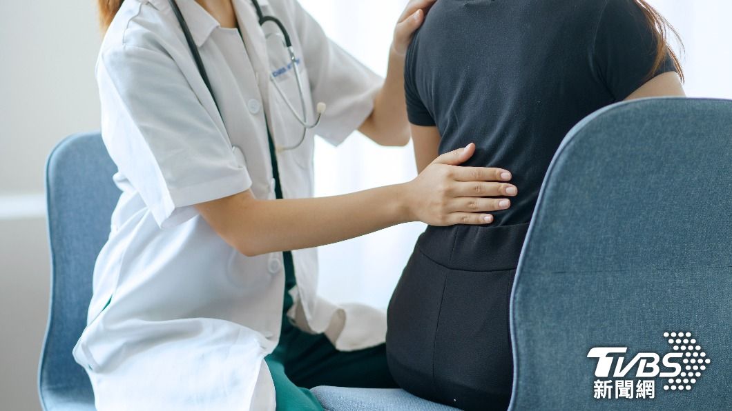 1招分辨走對沒?醫曝腰酸背痛主因 「用對姿勢」可練腹肌