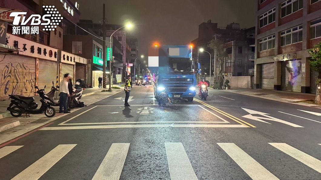 剛起步就肇事！新北翁疑違規穿越馬路　慘遭大貨車撞倒慘死