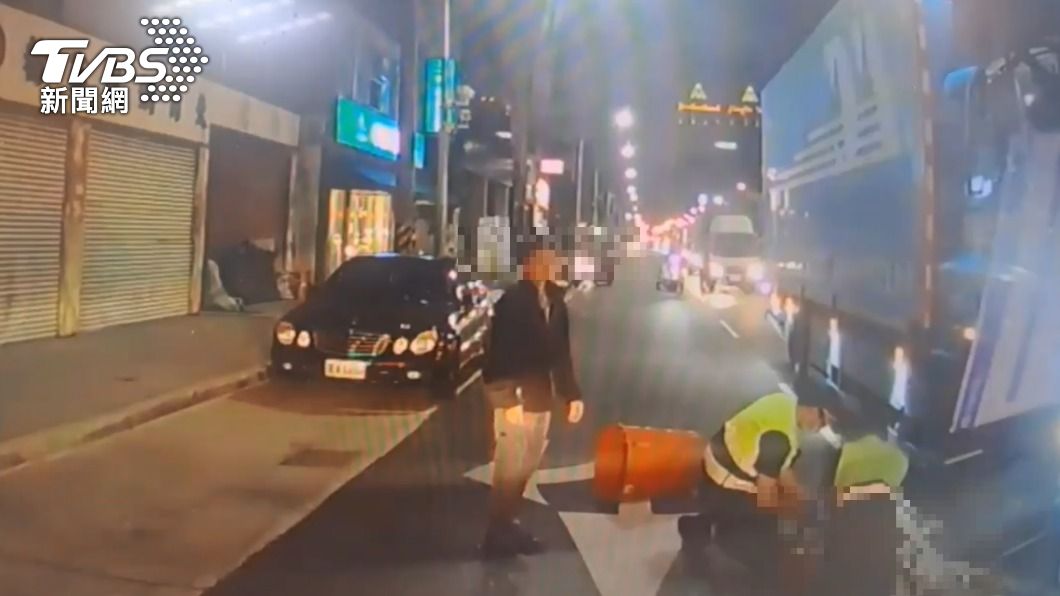 老翁被撞後當場失去生命跡象,警消人員在現場急救。(圖/TVBS)