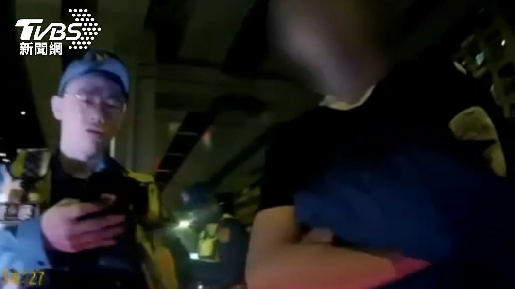 天氣冷?刺青男一下車就緊抱外套 竟是藏了36包毒品