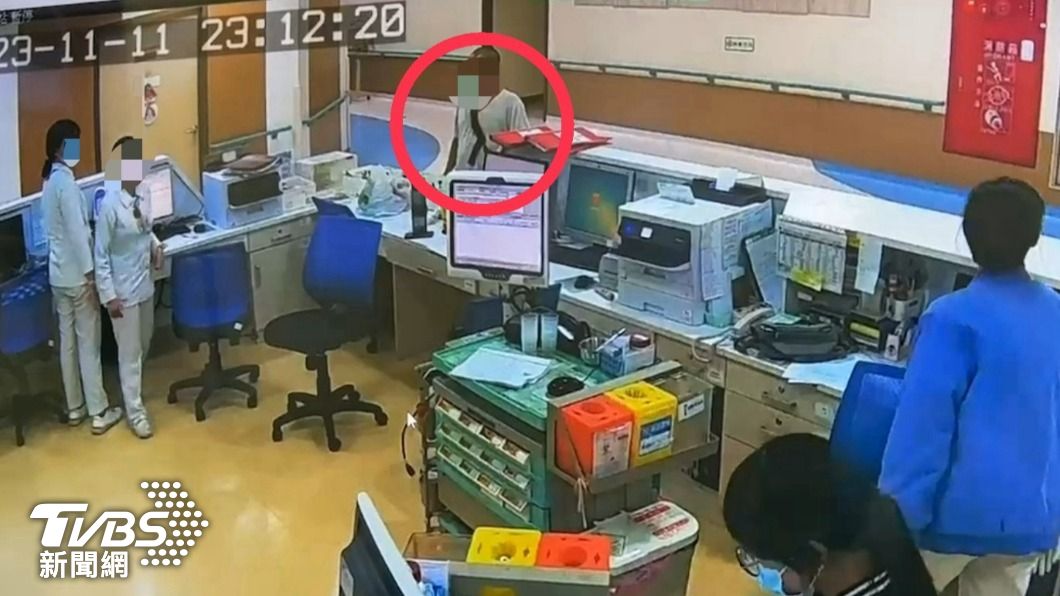 吳男疑似因不滿被強制出院,而在酒後持刀大鬧護理站。(圖/TVBS)