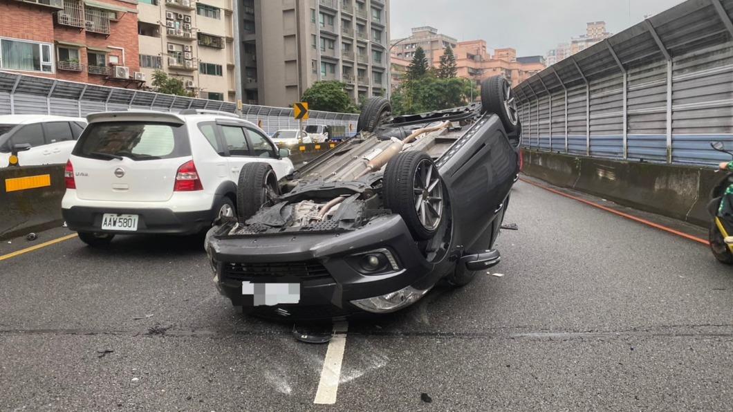 趕上班?新北轎車自撞分隔島「四腳朝天」 女駕駛送醫
