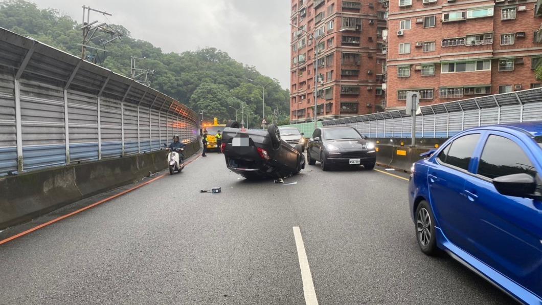 小轎車自撞分隔島後翻覆。(圖/翻攝畫面)