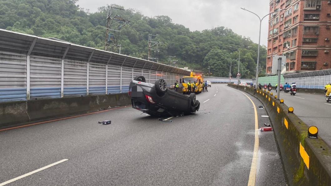 小轎車自撞分隔島後翻覆。(圖/翻攝畫面)
