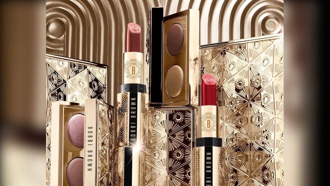 BOBBI BROWN 新推出的「繁星金燦12色眼彩盤」以氣質裸調、金棕橘調、冷玫瑰調為底蘊,一盤12色能變身成三盤4色眼盤。(圖/翻攝自BOBBI BROWN IG)