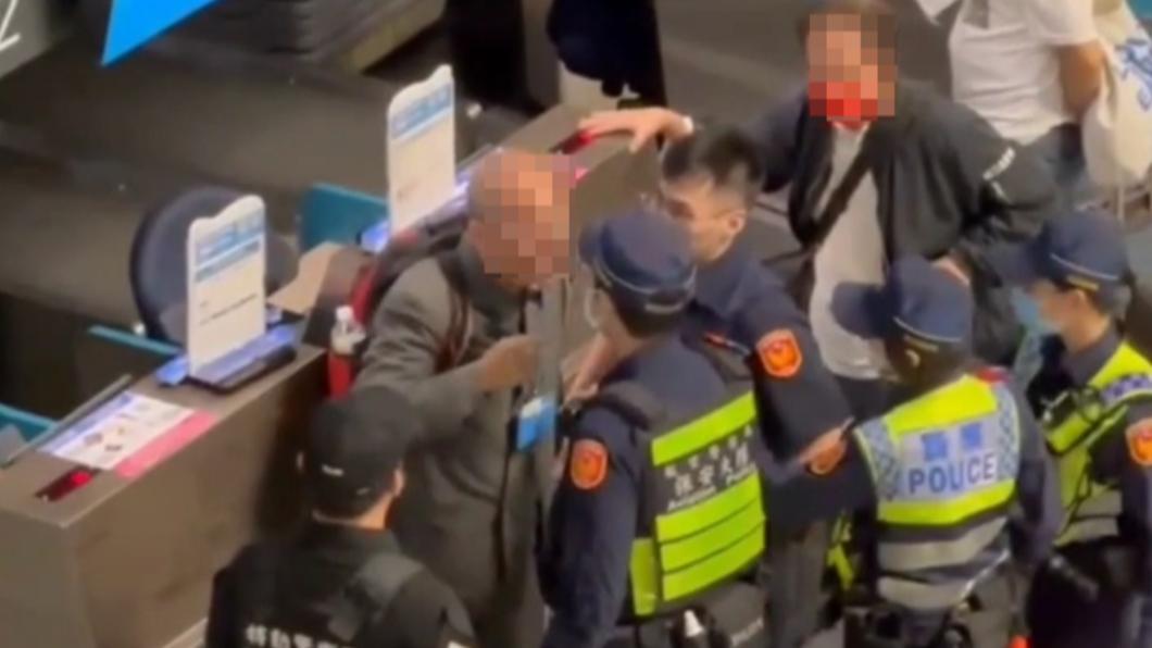 航警到場後喝斥男子。(圖/翻攝自社會事新聞影音)
