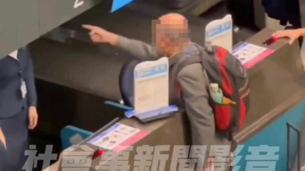 男子執意闖入櫃檯內。(圖/翻攝自社會事新聞影音)