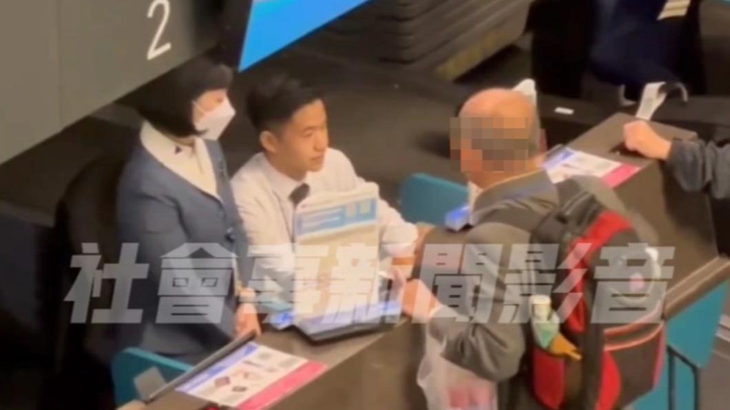 男子執意登機讓地勤面有難色。(圖/翻攝自社會事新聞影音)