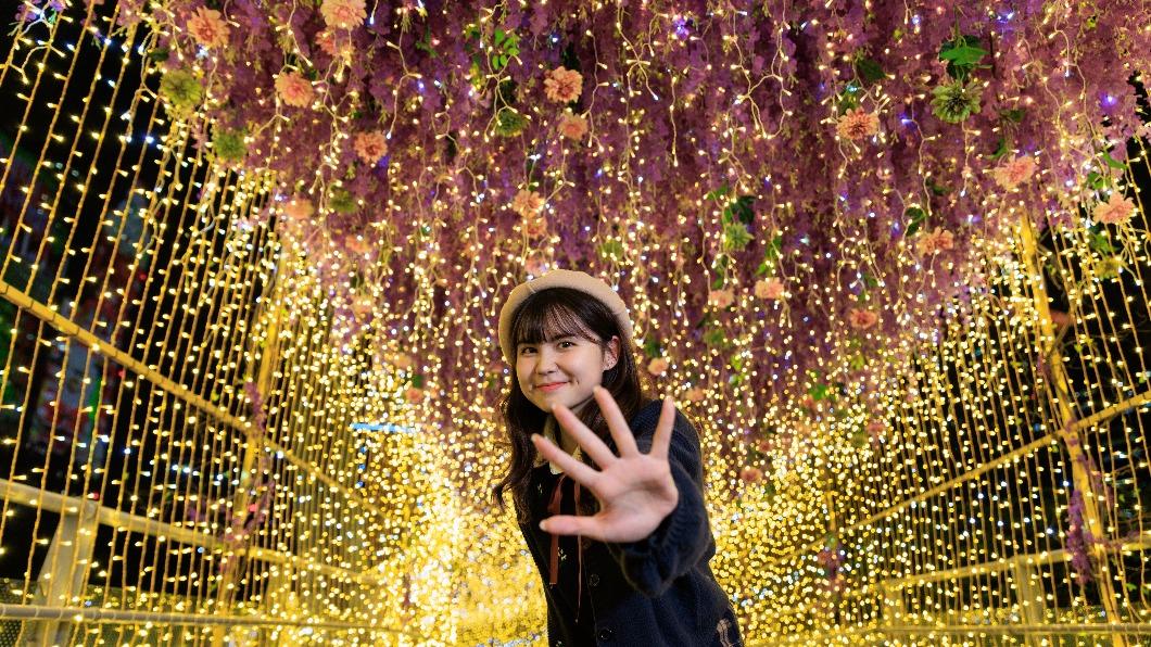 「紫藤精靈光廊」以花花世界的元素營造浪漫氛圍。(圖/新北市政府提供)
