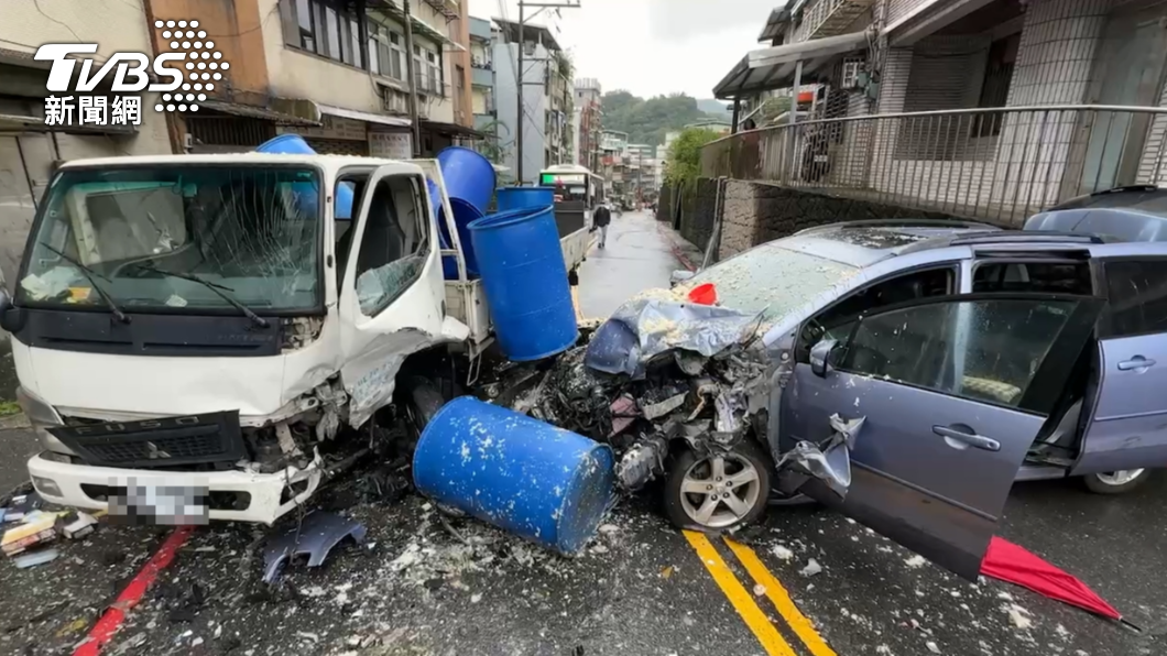 基隆轎車下坡疑剎車失靈　餿水車被撞「廚餘噴飛」4人輕重傷