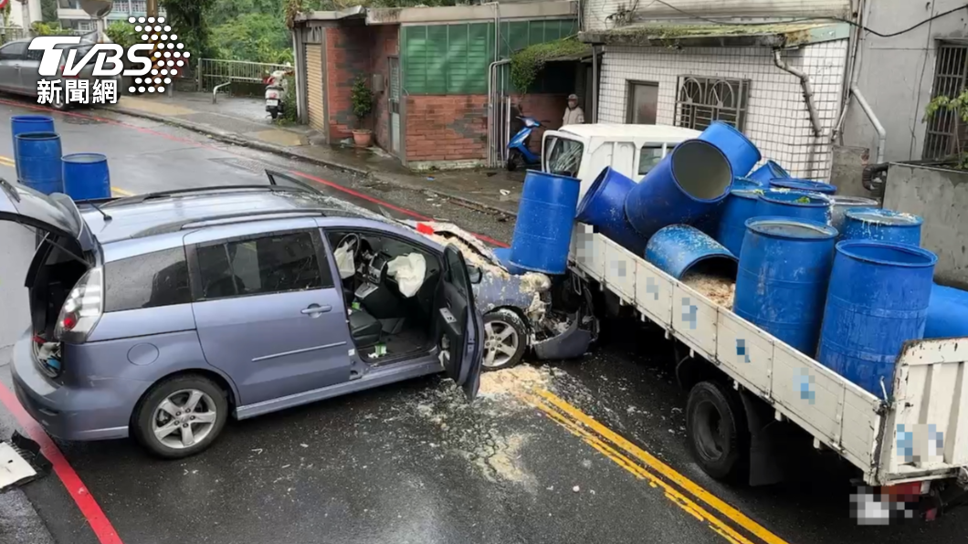 轎車下坡撞上對向餿水車。（圖／TVBS）