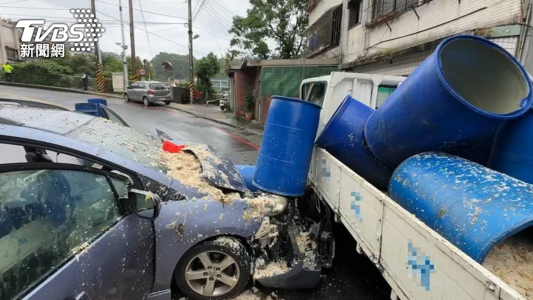 貨車上載運的餿水桶噴飛。（圖／TVBS）