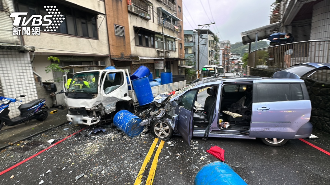 車禍造成5人受傷送醫。（圖／TVBS）