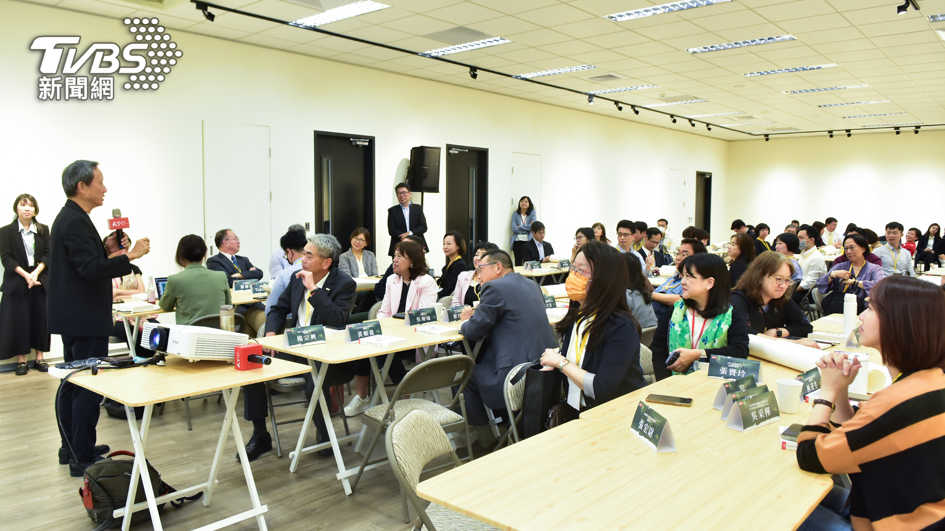 臺大國企系名譽教授、誠致教育基金會董事長李吉仁,親自在2023天下永續會年會中帶領各董總和永續長進行「正效益工作坊」。(圖/天下雜誌)