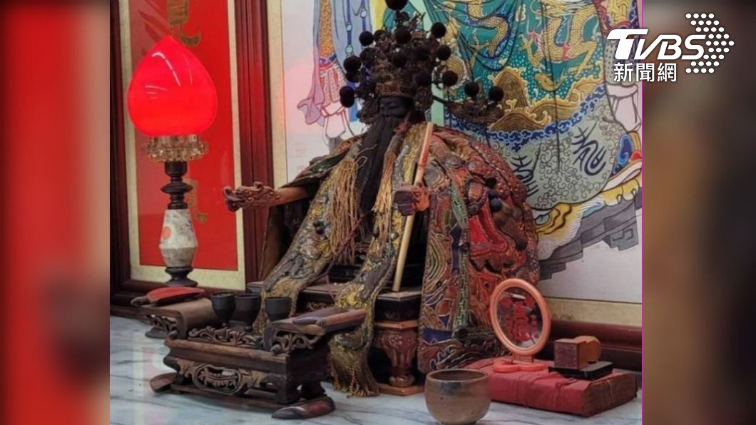 洪男表示拜拜時臨時起意,於是偷走神明身上的六面金牌。(圖/TVBS)