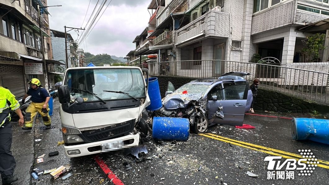 煞車失靈！自小客撞餿水回收車　４人輕重傷