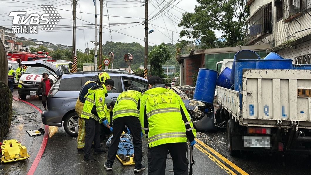 其中小貨車駕駛與小客車副駕駛乘客一度受困車內,2人傷勢較重送往基隆醫院急救。(圖/TVBS)