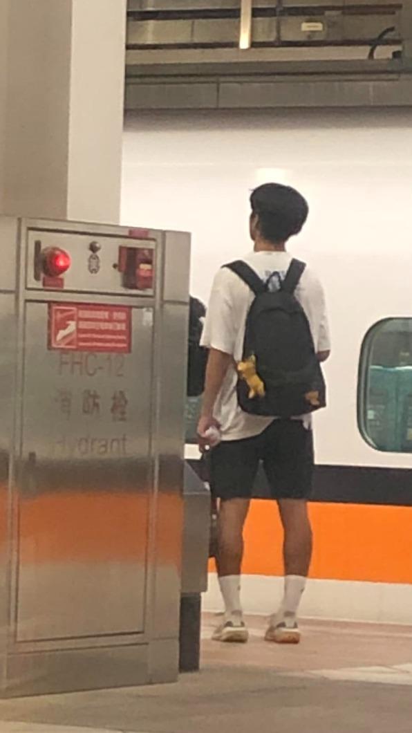 這名年輕人身穿的衣服剛好融入高鐵外觀配色。(圖/翻攝自路上觀察學院 臉書)