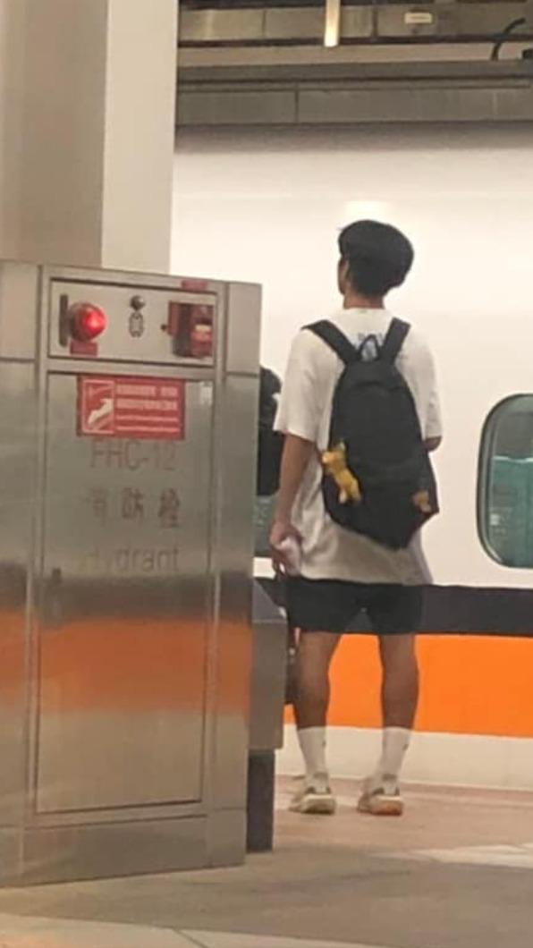 有網友直接後製他的上衣,和高鐵外觀配色等齊。(圖/翻攝自路上觀察學院 臉書)