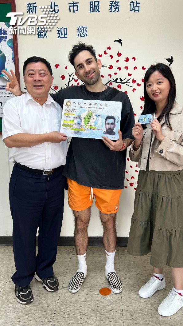 「酷」於這個月取得台灣永久居留證,開心和站主任以及承辦人合影。(圖/TVBS)