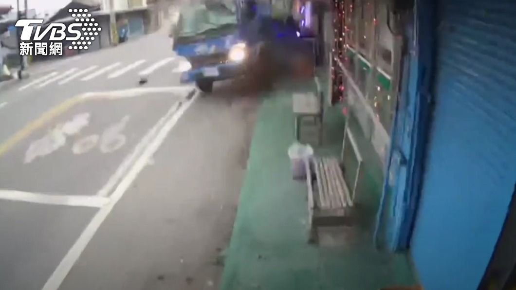 貨車撞上自行車騎士。(圖/TVBS)