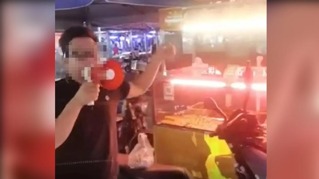 男子在攤商前拿大聲公喊吃到蟲。（圖／翻攝自微博）