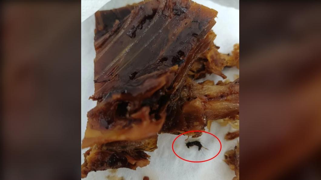 男子咬沒幾口便發現肉裡有蟲。（圖／翻攝自微博）