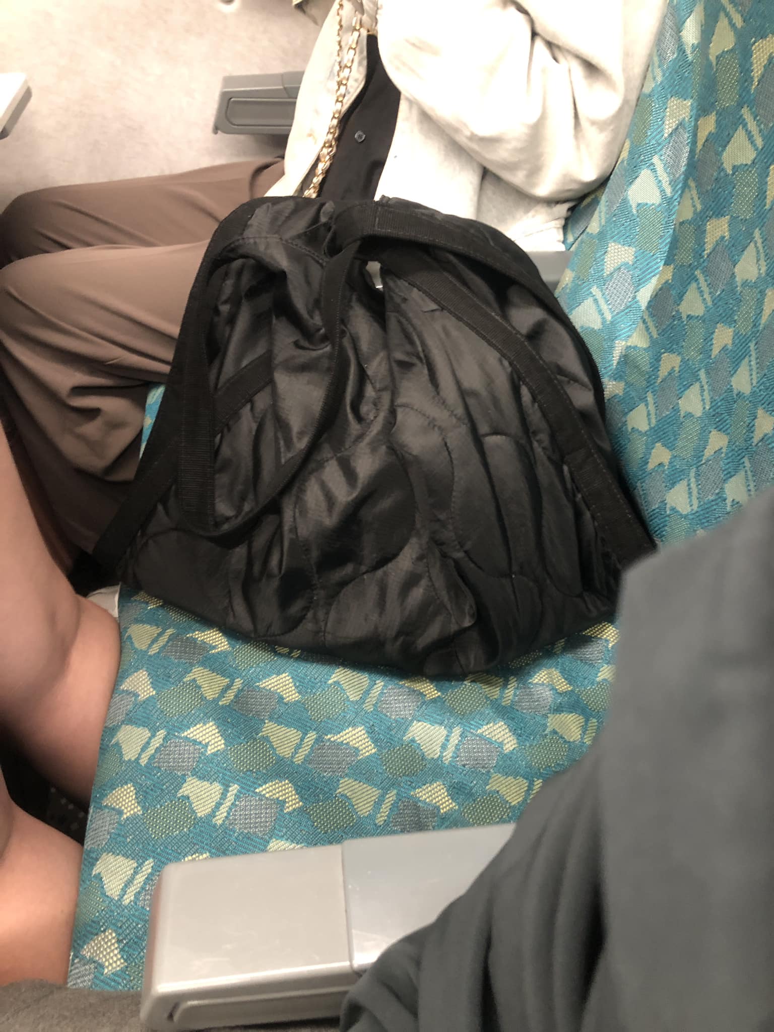 該名女子將包包放在位子上占位。（圖／翻攝自爆料公社二社　臉書社團）