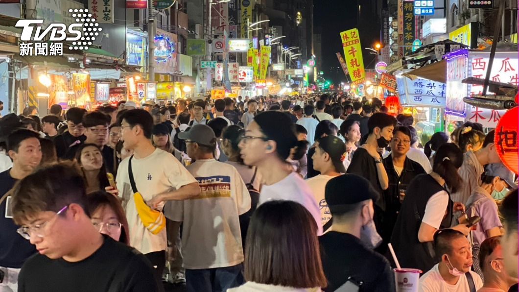 演唱會結束後人潮湧入高雄商圈夜市。(圖/高市府文化局提供)