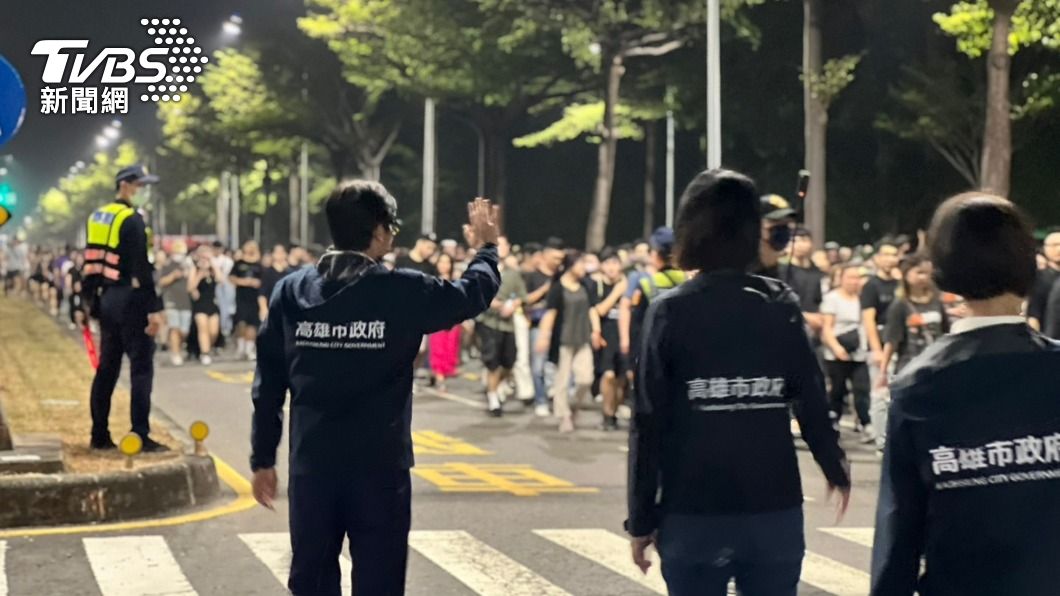 市長陳其邁周末連兩日親至指揮中心督軍Coldplay演場會疏運工作。(圖/高市府文化局提供)
