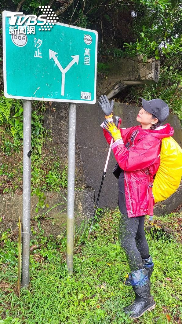 雙腿「炸毛」扎滿淡竹葉種子，一路有增無減。畫面翻拍山友李淑慧(胖西施)